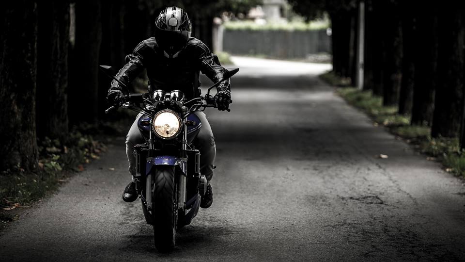 motocyklista motocykl kask