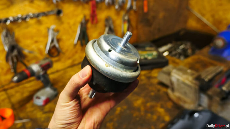 Wymiana Dolnej Poduszki Silnika Peugeot 307 dailydriver.pl